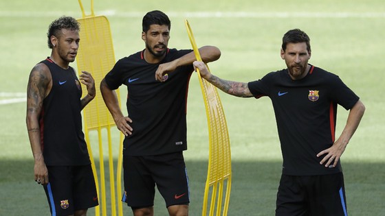 Tìm người thay Neymar (trái) đá cùng Messi (phải) và Suarez sẽ là cuộc cách mạng ở Barca.