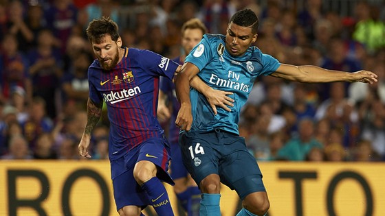  Messi (trái) tranh bóng với Casemiro