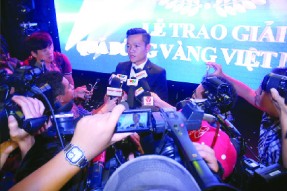 Quả bóng vàng Việt Nam 2017 Đinh Thanh Trung trong vòng vây phóng viên ở đêm Gala trao thưởng.   Ảnh: NGUYỄN NHÂN