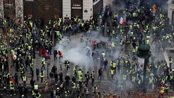 Cảnh sát Pháp bắt hàng trăm người biểu tình áo vàng ở Paris ảnh 2