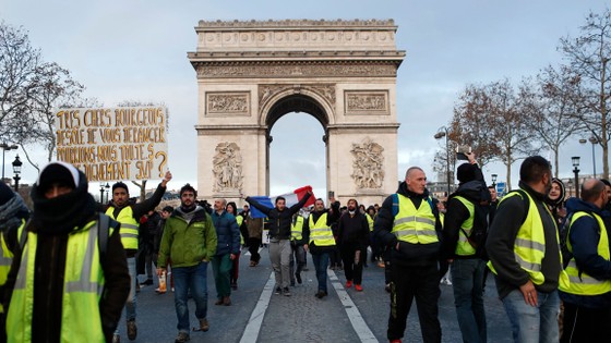 Cảnh sát Pháp bắt hàng trăm người biểu tình áo vàng ở Paris ảnh 1