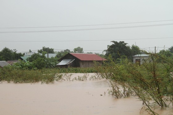 Mưa lớn, 30.000 hộ dân ở Đắk Lắk vẫn đang bị cô lập ảnh 2