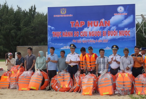 Tặng quà, hỗ trợ ngư dân huyện đảo Phú Quý ảnh 6
