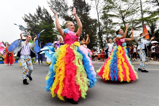 Lễ hội Du lịch Biển Sầm Sơn 2020 mở màn sôi động với Carnival đường phố rực rỡ ảnh 5