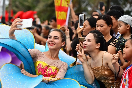 Lễ hội Du lịch Biển Sầm Sơn 2020 mở màn sôi động với Carnival đường phố rực rỡ ảnh 2