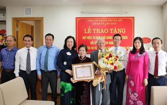 Trao Huy hiệu 70 năm tuổi Đảng cho GS Đặng Hữu và Nhạc sĩ Phạm Tuyên ảnh 1