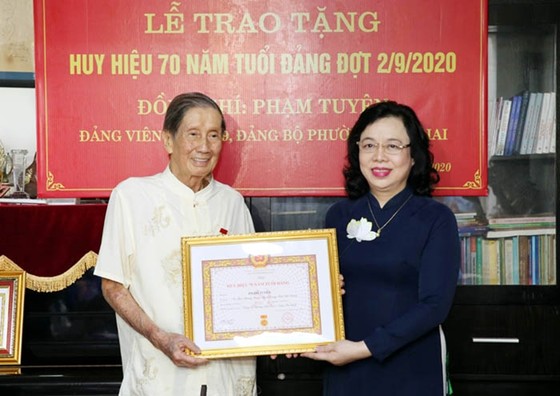Trao Huy hiệu 70 năm tuổi Đảng cho GS Đặng Hữu và Nhạc sĩ Phạm Tuyên ảnh 2