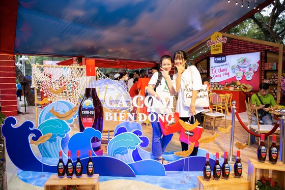 Đến Lễ hội Tết Việt, thưởng thức nước mắm CHIN-SU Cá Cơm Biển Đông ảnh 1