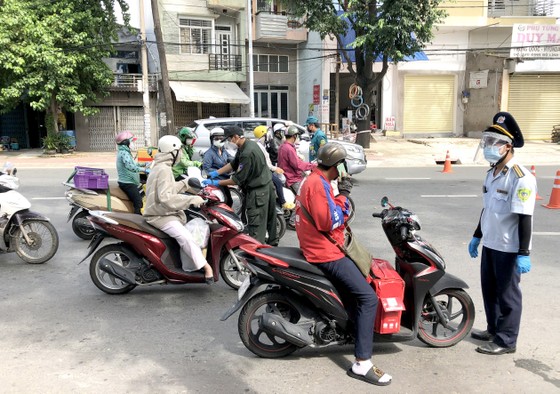 Khai báo 'di biến động dân cư' tại chốt kiểm soát: Nguy cơ lây nhiễm dịch rất cao ảnh 1