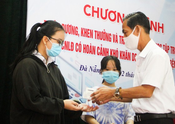 Sóng và máy tính cho trò nghèo miền Trung ảnh 1
