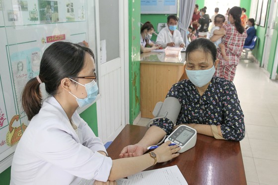 Người dân đến khám bệnh tại Trạm Y tế phường Thảo Điền (TP Thủ Đức, TPHCM). Ảnh: HOÀNG HÙNG