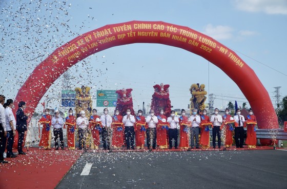 Chủ tịch nước Nguyễn Xuân Phúc dự lễ thông xe kỹ thuật cao tốc Trung Lương - Mỹ Thuận ảnh 3