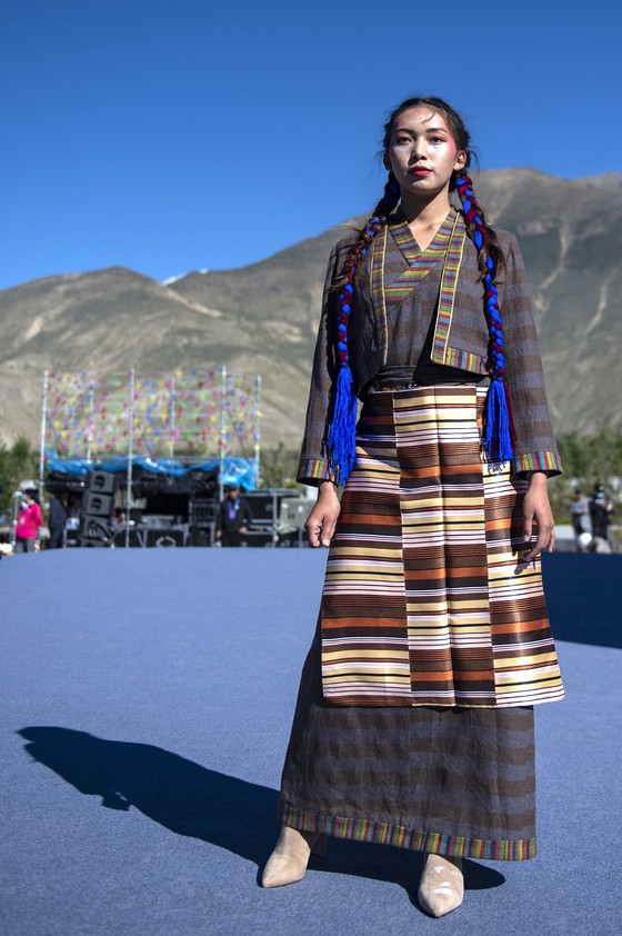Gen Z ở Trung Quốc thổi sinh khí mới vào thời trang Tây Tạng ảnh 1