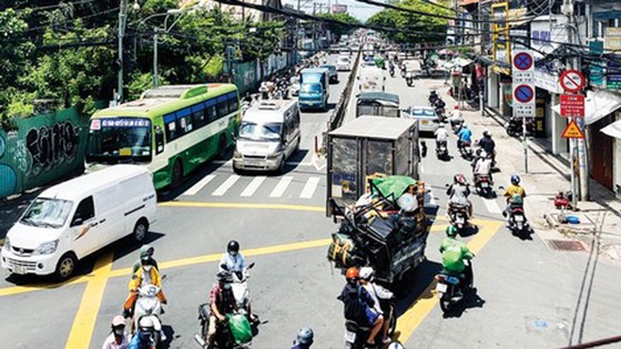 Cấp thiết mở rộng đường Nguyễn Tất Thành ảnh 1