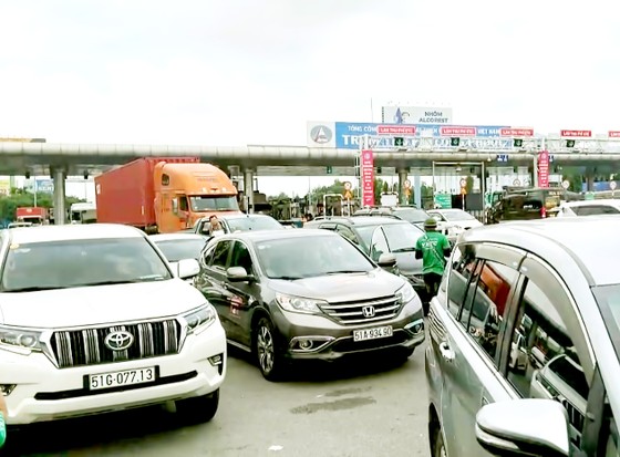 Tuyến cao tốc TPHCM - Long Thành - Dầu Giây tiếp tục ùn tắc khi thu phí không dừng ảnh 1