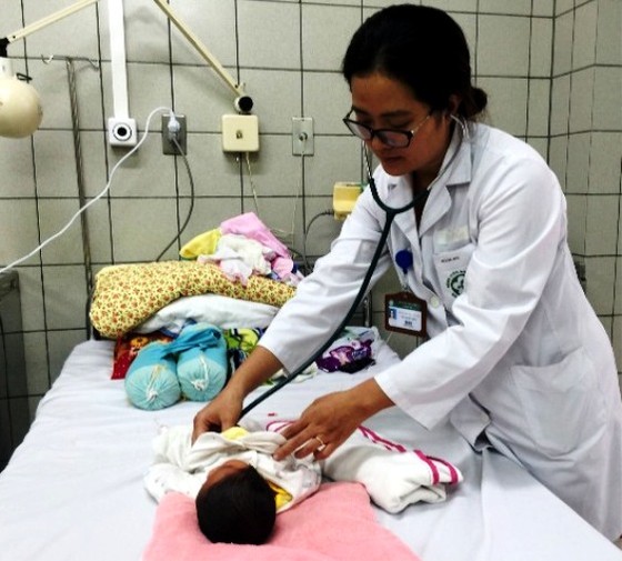 2 trẻ sơ sinh ở Bắc Ninh chuyển lên Bệnh viện Bạch Mai ra viện ảnh 1