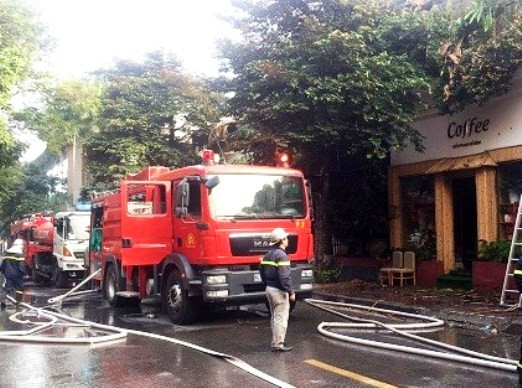 Cháy lớn quán cafe ngay gần trụ sở UBND quận Ba Đình ảnh 3