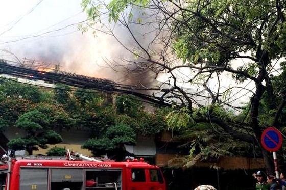 Cháy lớn quán cafe ngay gần trụ sở UBND quận Ba Đình ảnh 2