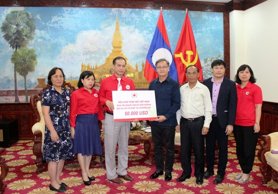 Chữ thập đỏ Việt Nam trao 50.000 USD giúp người dân Lào bị ảnh hưởng vỡ đập thủy điện ảnh 1