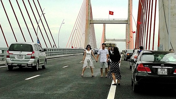 Cầu dây văng lớn nhất Việt Nam vừa thông xe đã xuất hiện vi phạm! ảnh 1