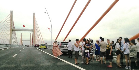 Cầu dây văng lớn nhất Việt Nam vừa thông xe đã xuất hiện vi phạm! ảnh 4