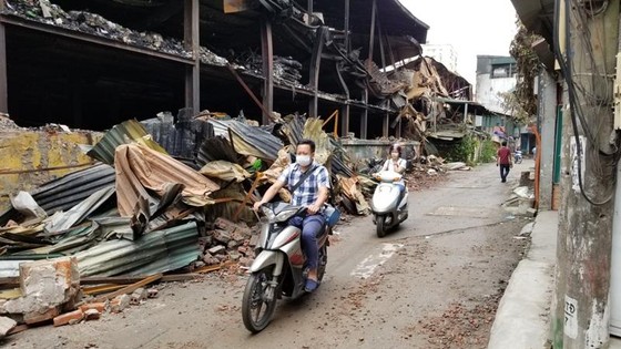 Chợ vẫn họp xung quanh khu vực xảy ra vụ cháy Công ty Rạng Đông ảnh 3