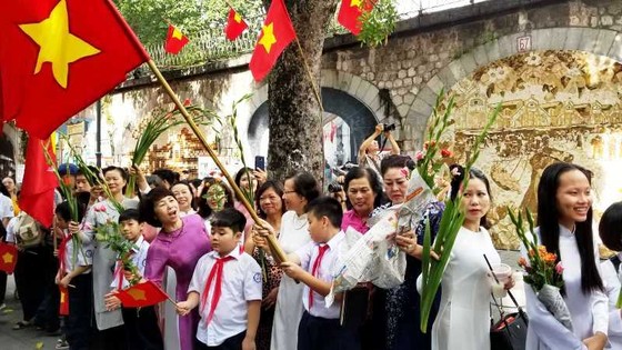 Hà Nội năm cửa ô đón mừng đoàn quân giải phóng ảnh 4