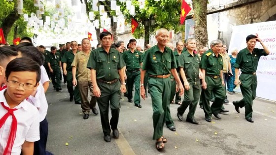 Hà Nội năm cửa ô đón mừng đoàn quân giải phóng ảnh 9