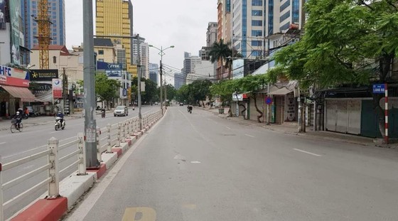 Ngày đầu thực hiện cách ly toàn xã hội - đường phố Hà Nội không vắng bóng người ảnh 5