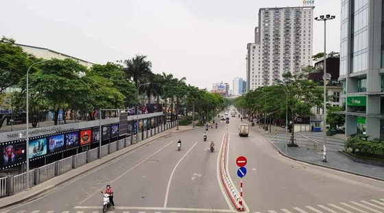Ngày đầu thực hiện cách ly toàn xã hội - đường phố Hà Nội không vắng bóng người ảnh 6