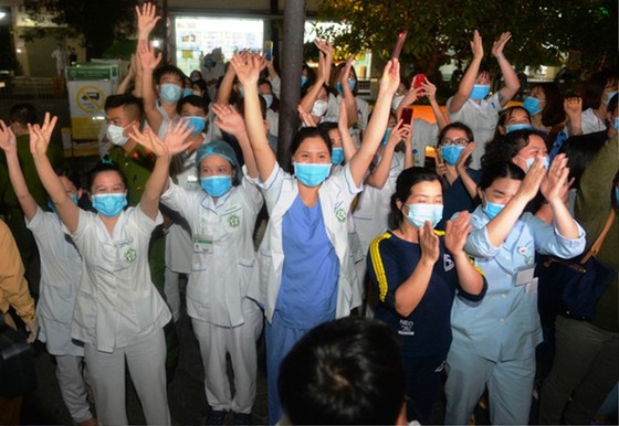 Bệnh viện Bạch Mai hết cách ly, người bệnh nặng thêm nhiều cơ hội được cứu sống ảnh 5