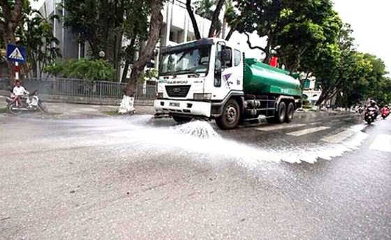 Ô nhiễm, nóng bức, Hà Nội chi hơn 114 tỷ để rửa đường ở 30 quận huyện ảnh 1