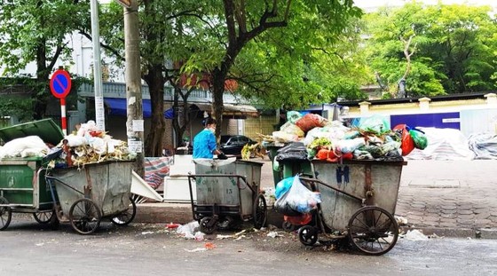 Hà Nội 'ngộp thở' vì ùn ứ rác thải ảnh 7