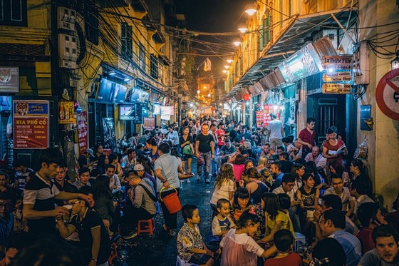 Yêu cầu các bar đông người ở khu phố cổ Tạ Hiện dừng hoạt động để phòng chống dịch Covid-19 ảnh 1