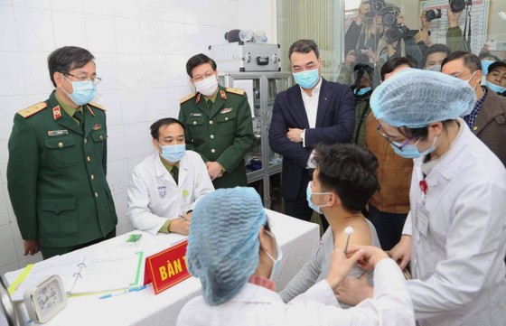 Sáng nay, Việt Nam chính thức tiêm thử nghiệm vaccine Nano Covax: 'Bắt đầu trận đánh lớn' ảnh 1
