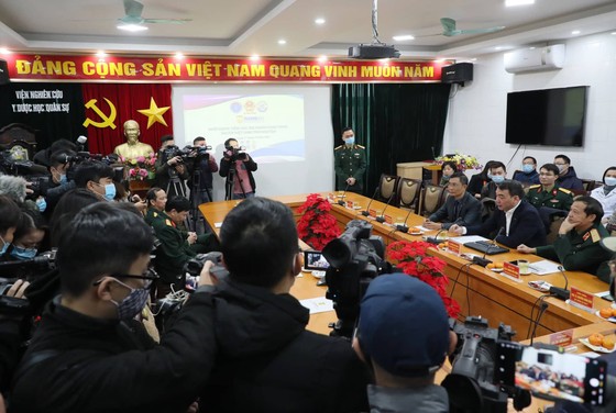 Sáng nay, Việt Nam chính thức tiêm thử nghiệm vaccine Nano Covax: 'Bắt đầu trận đánh lớn' ảnh 11