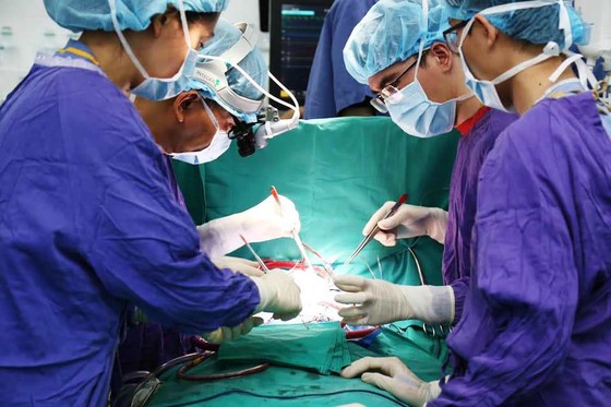 Lần đầu tiên, bệnh nhi nhỏ tuổi nhất Việt Nam được ghép tim của thanh niên 19 tuổi ảnh 1