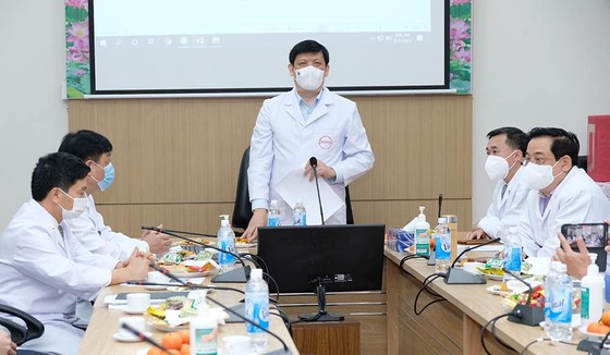 Giao thừa đặc biệt của Bộ trưởng Nguyễn Thanh Long và các y, bác sĩ điều trị bệnh nhân Covid-19 ảnh 1