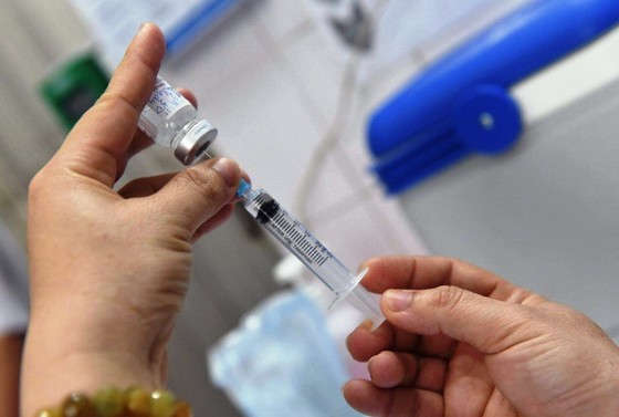 Bộ Y tế khuyến cáo theo dõi phản ứng thông thường nhưng diễn biến nặng sau tiêm vaccine Covid-19 ảnh 1