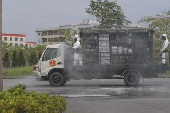 Phun tẩy trùng, tiêu độc ổ dịch Covid-19 lớn nhất miền Bắc ảnh 4