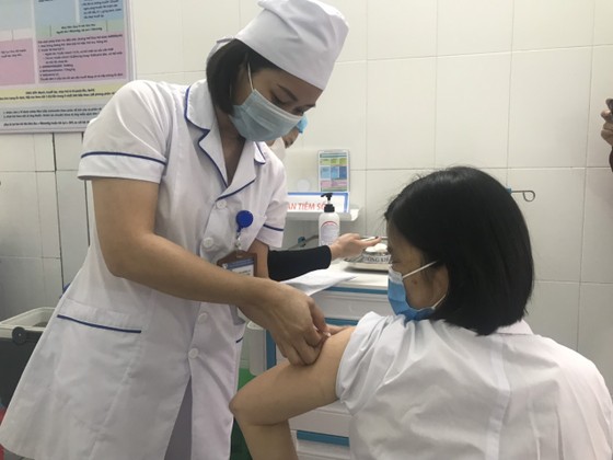 Sau 2 ca sốc phản vệ, Bộ Y tế yêu cầu bệnh viện đảm bảo an toàn tiêm chủng vaccine Covid-19 ảnh 1