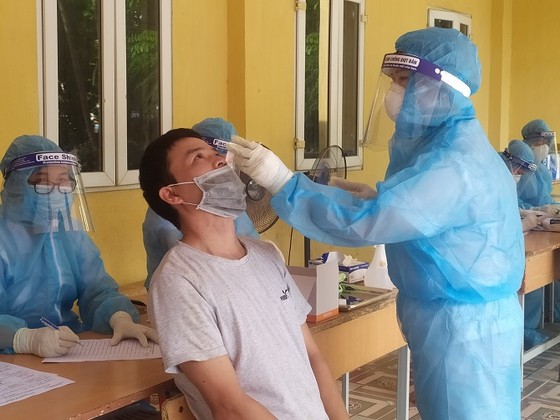 Sàng lọc ho, sốt phát hiện 1 nhân viên bưu điện và 2 người làm ở siêu thị dương tính SARS-CoV-2 ảnh 1
