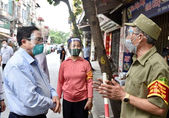 Thủ tướng kiểm tra bệnh viện dã chiến hiện đại điều trị Covid-19 và thị sát "điểm nóng" ở Hà Nội ảnh 5