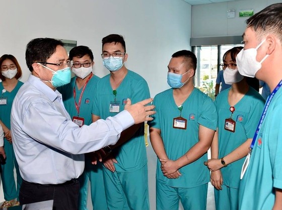 Thủ tướng kiểm tra bệnh viện dã chiến hiện đại điều trị Covid-19 và thị sát "điểm nóng" ở Hà Nội ảnh 1