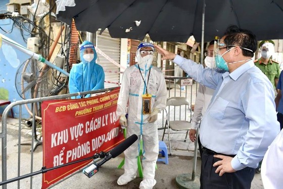 Thủ tướng kiểm tra bệnh viện dã chiến hiện đại điều trị Covid-19 và thị sát "điểm nóng" ở Hà Nội ảnh 4