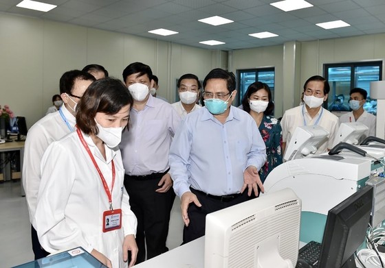 Thủ tướng kiểm tra bệnh viện dã chiến hiện đại điều trị Covid-19 và thị sát "điểm nóng" ở Hà Nội ảnh 3