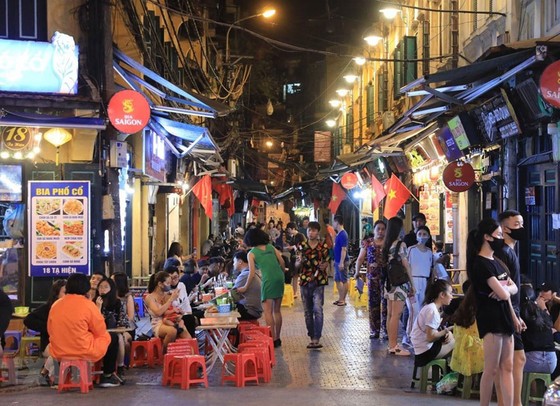 Hàng quán ăn uống ở Hà Nội được mở cửa tới sau 21 giờ hàng ngày ảnh 1