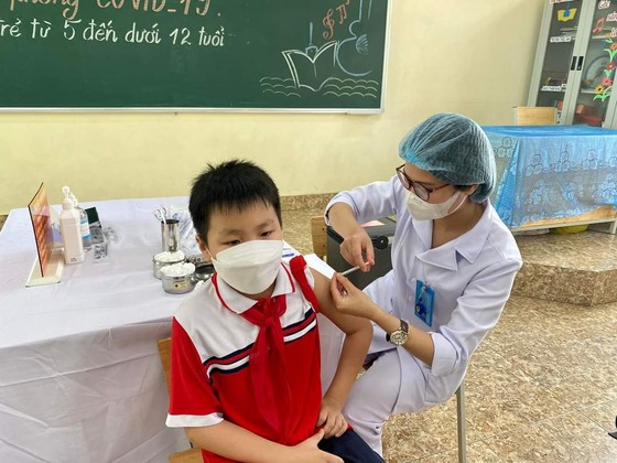 Sáng nay, trẻ em từ 5 tới dưới 12 tuổi bắt đầu được tiêm vaccine Covid-19 ảnh 1