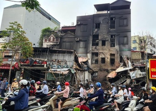 Hà Nội: Cháy lớn trên đường Nguyễn Hoàng khiến nhiều cửa hàng bị thiêu rụi ảnh 1