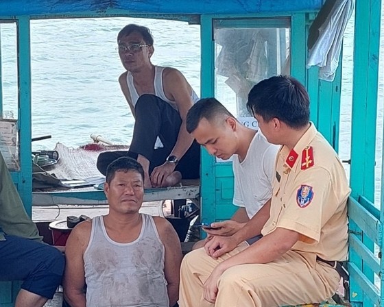 Bắt băng nhóm thu tiền bảo kê tàu hàng trên biển ảnh 1